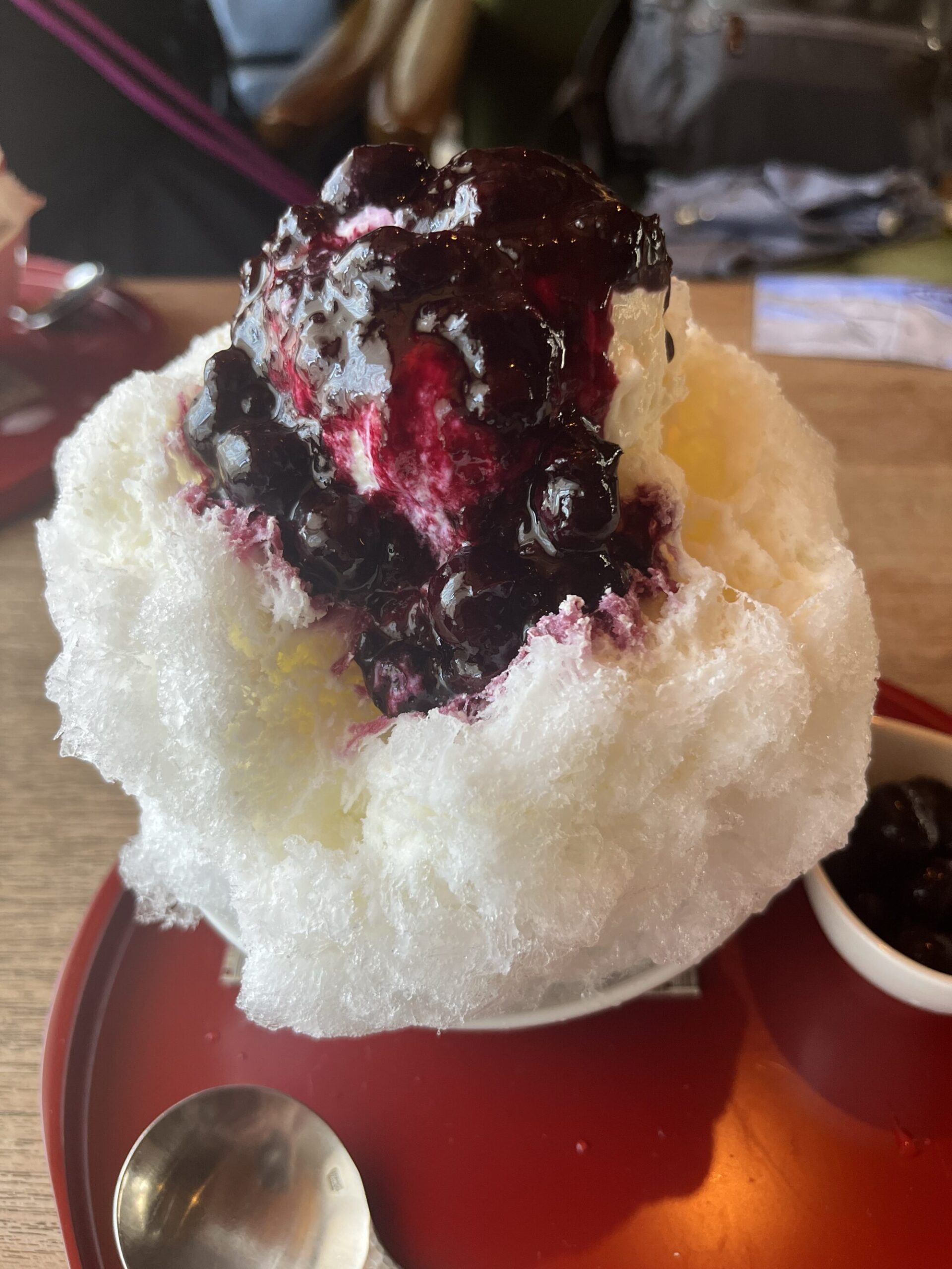 大福茶屋さわたの和室でくつろぐ雪くま（熊谷市）