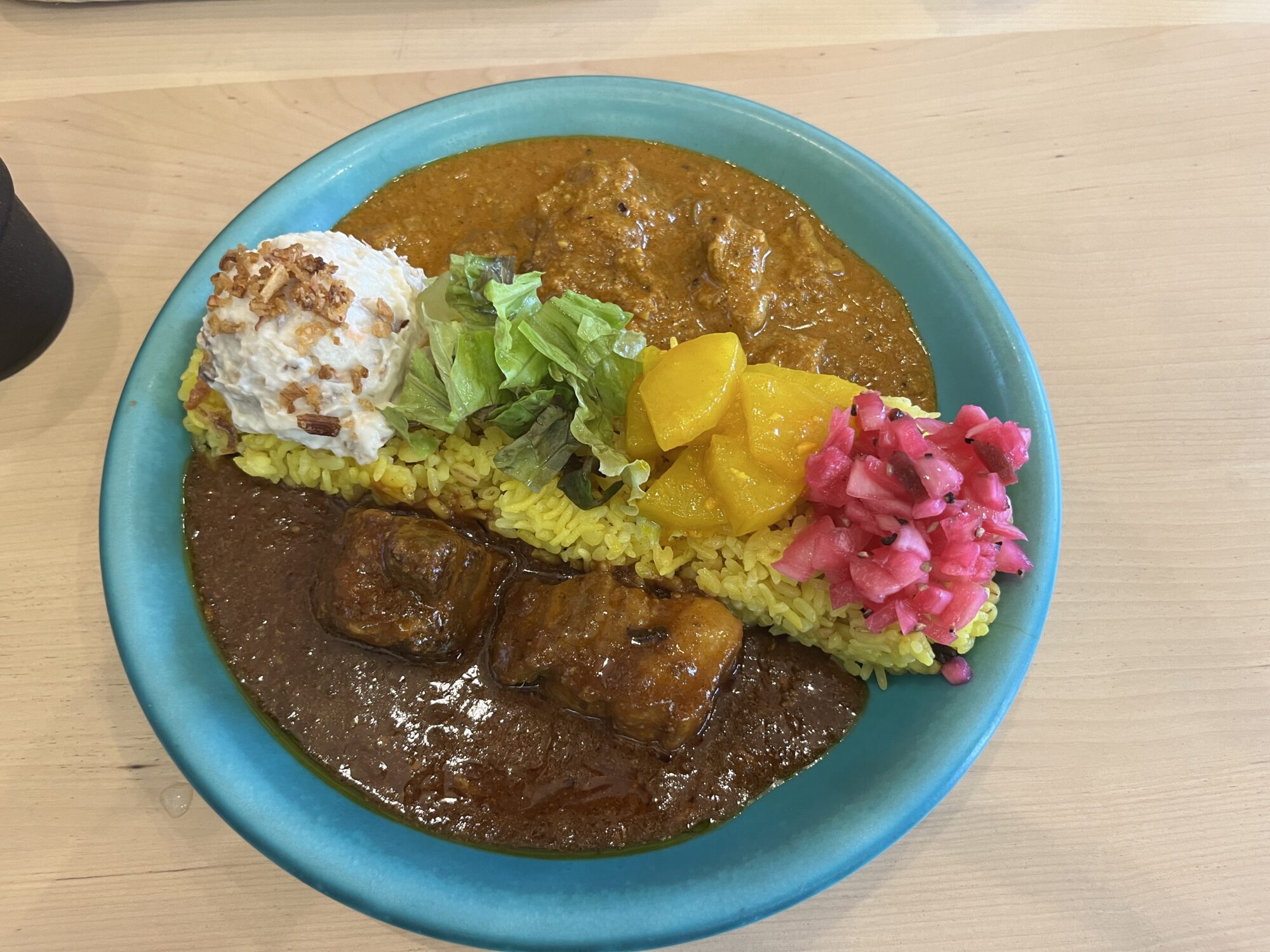 こちら春日部市学校通り前カレー屋でチキンとポークの２種カレー（春日部市）