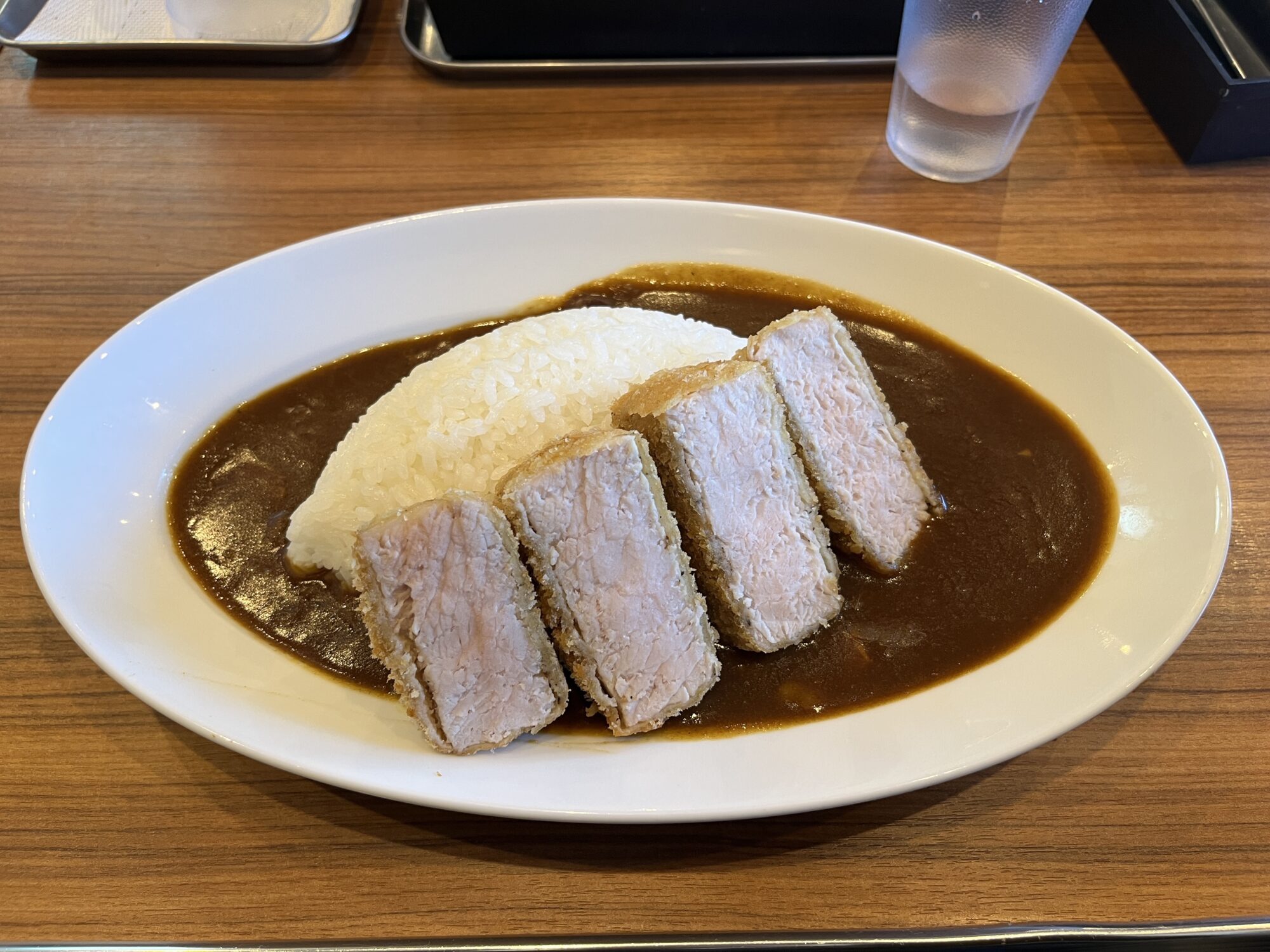 カリフォルニアスタンドで肉厚カツカレー（さいたま市南区）