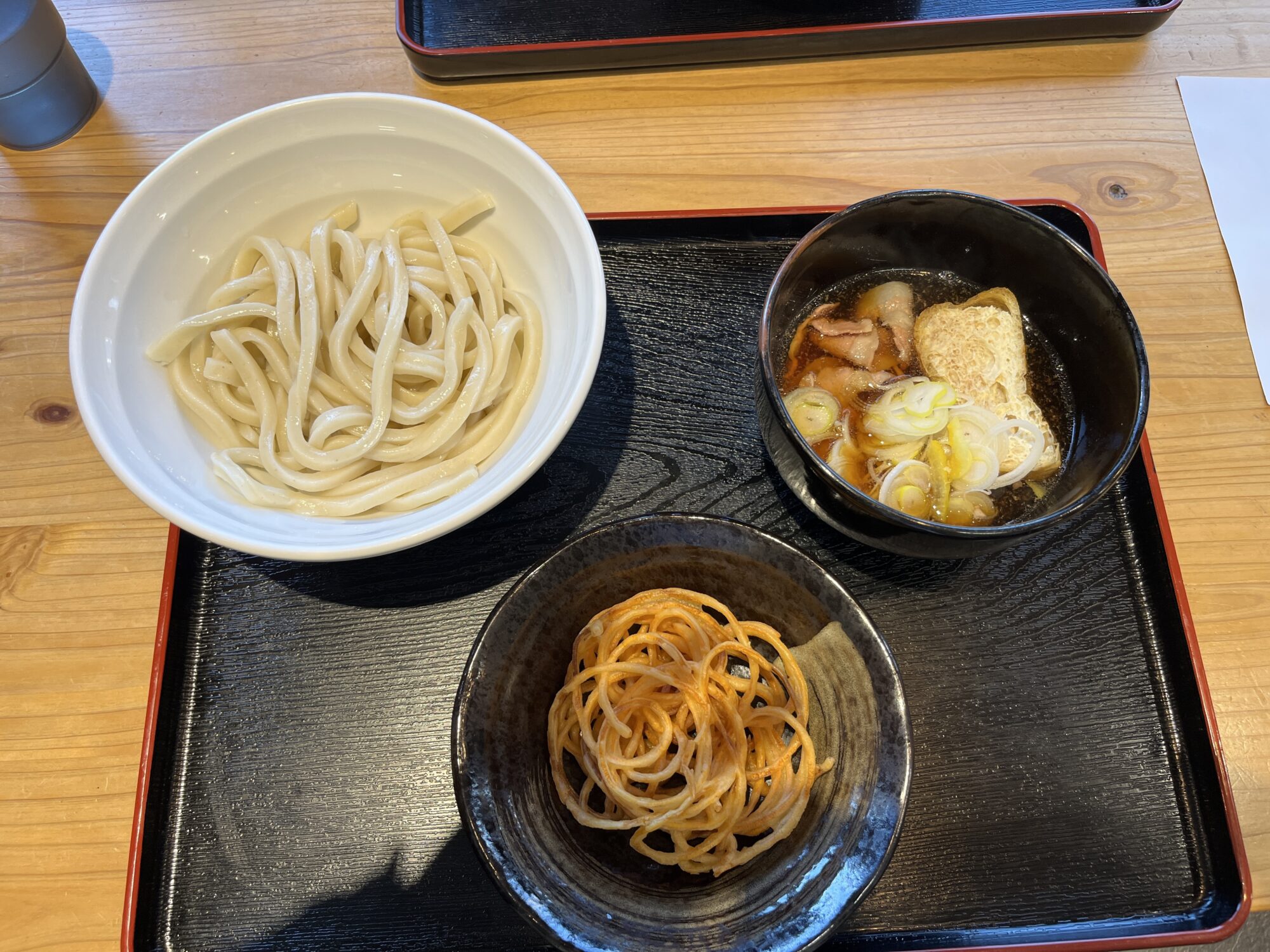 自家製麺そのさきで大きな油揚げのうどん（川越市）