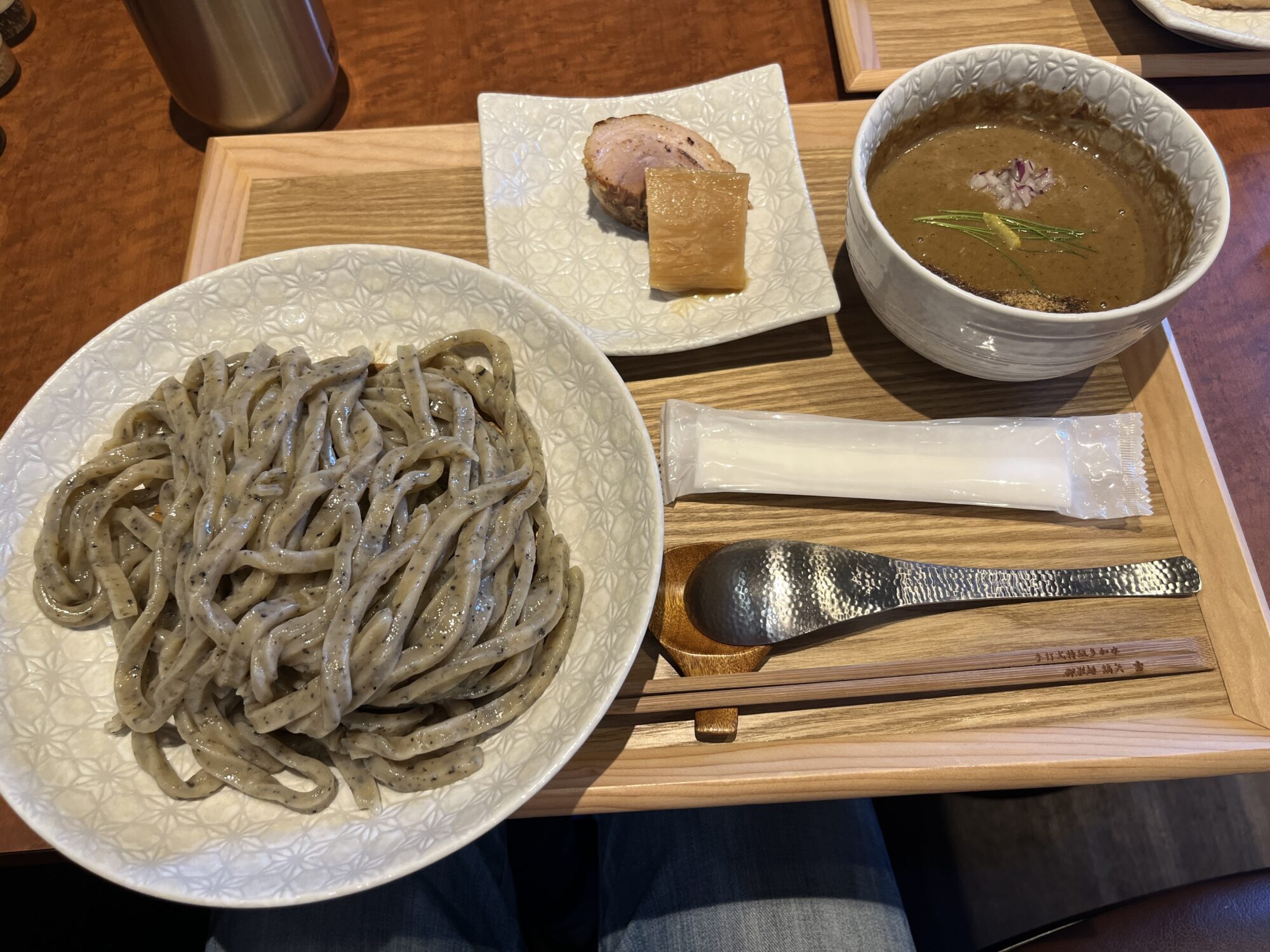御影麺鏑矢で黒胡麻麺のつけ麺（さいたま市桜区）