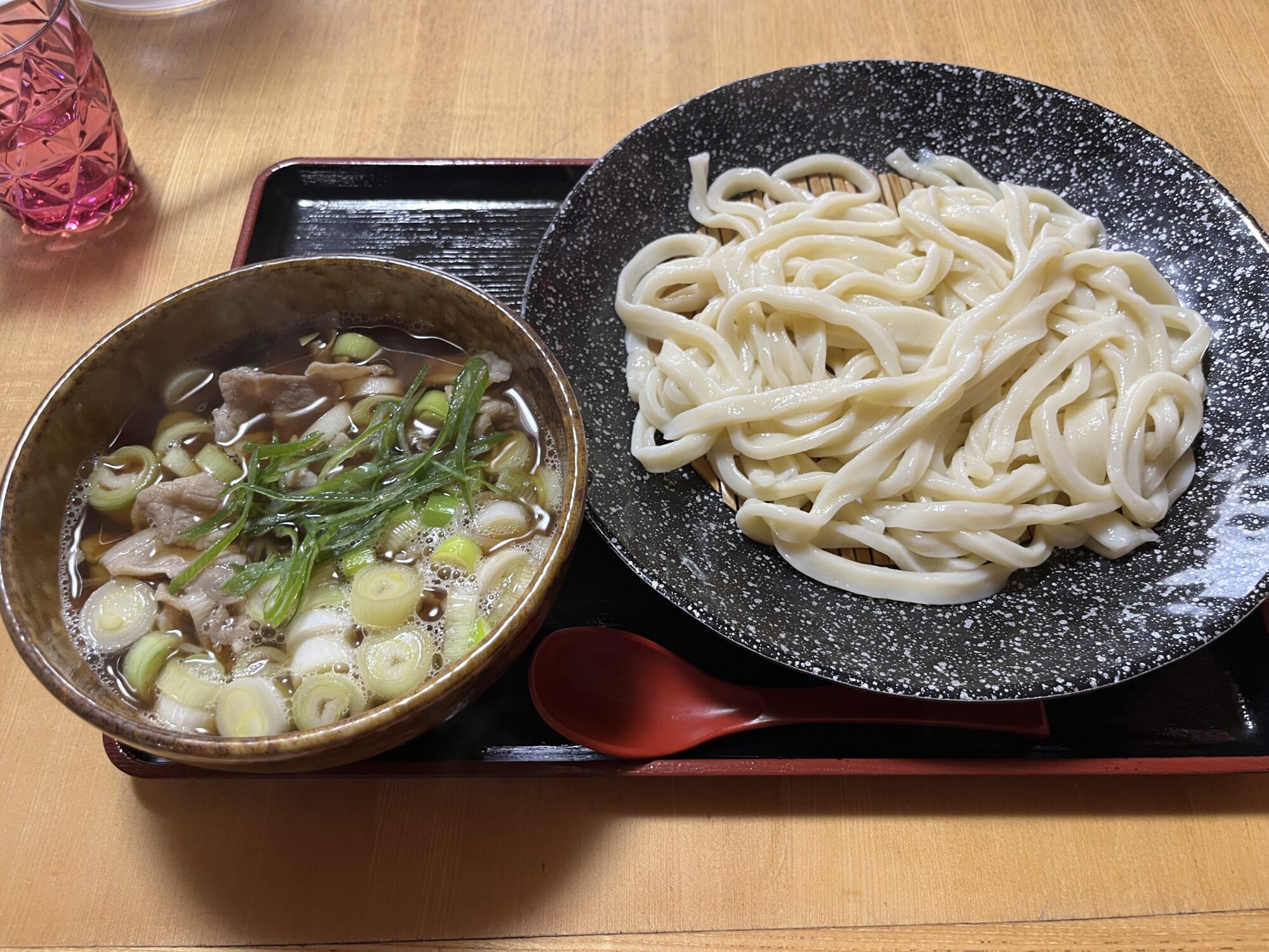みょうとうどんでネギたっぷりのうどん（加須市）