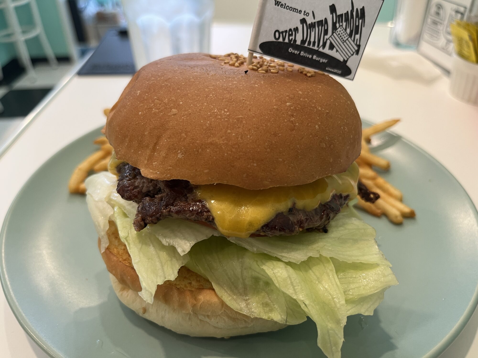 OVER DRIVE BURGERで肉汁滴るハンバーガー（草加市）